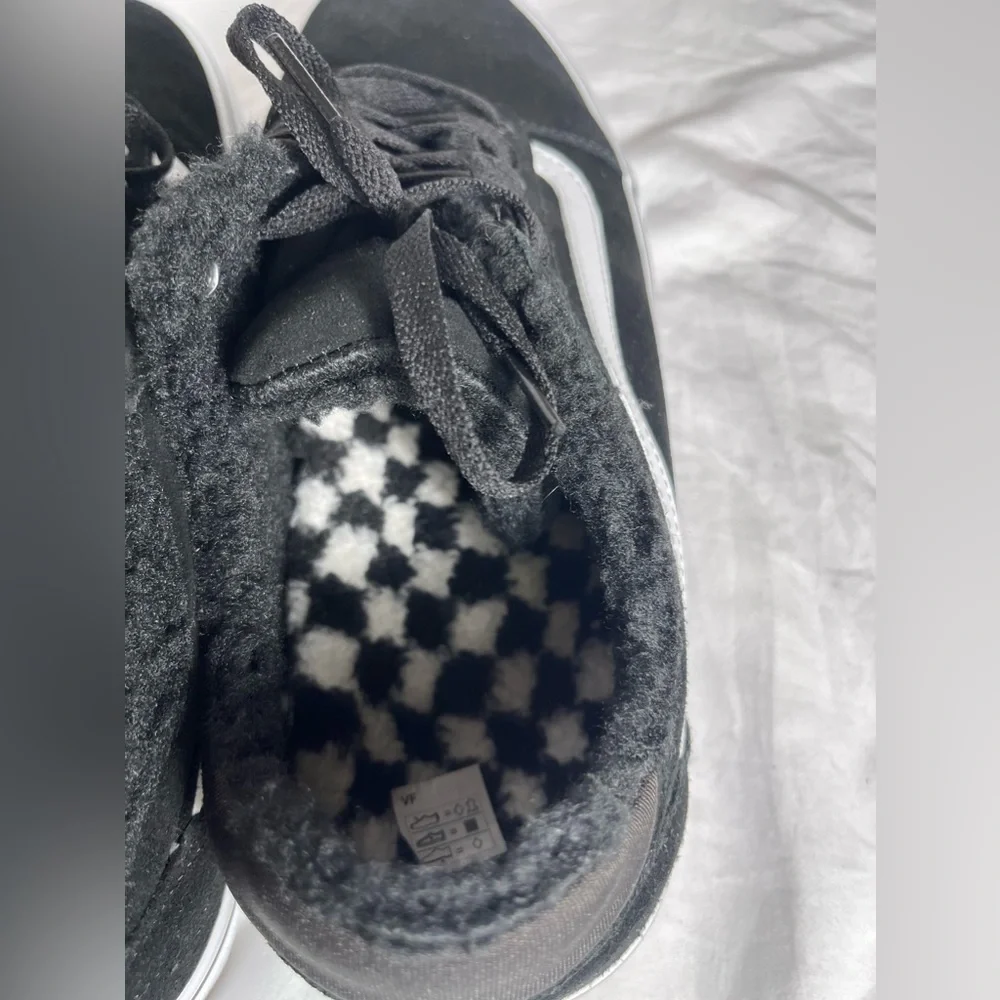 New size 12 black and white men’s sneakers shoes‎ with inner sherpa lining